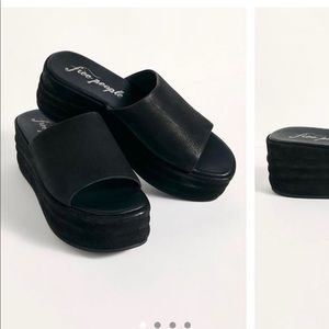 BRAND NEW FREE PEOPLE HARBOR FLATFORM SANDALS